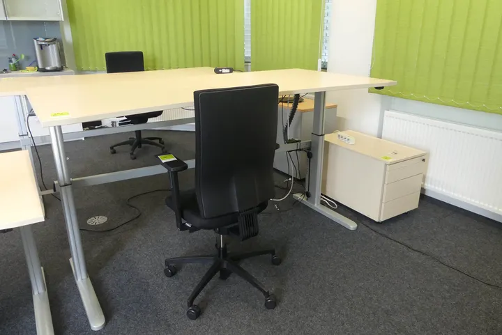Elektrisch höhenverstellbarer Schreibtisch mit Bürostuhl u. Rollcontainer Maße in cm ca.: 200 x 100